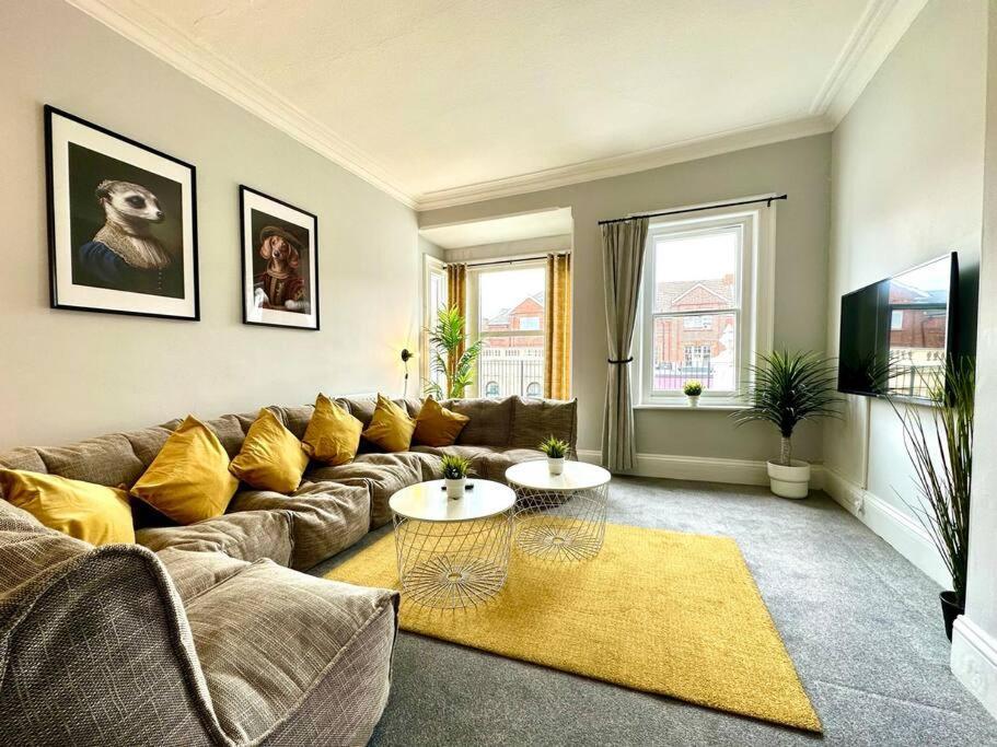 Massive 4 Bedroom Duplex Apartment - Sleeps Up To 10 People - Free Parking - 5 Minutes To The Best Beach! - Great Location - Fast Wifi - Smart Tv - Newly Decorated - Sleeps Up To 10! Close To Bournemouth & Poole Town Centre & Sandbanks Exteriör bild