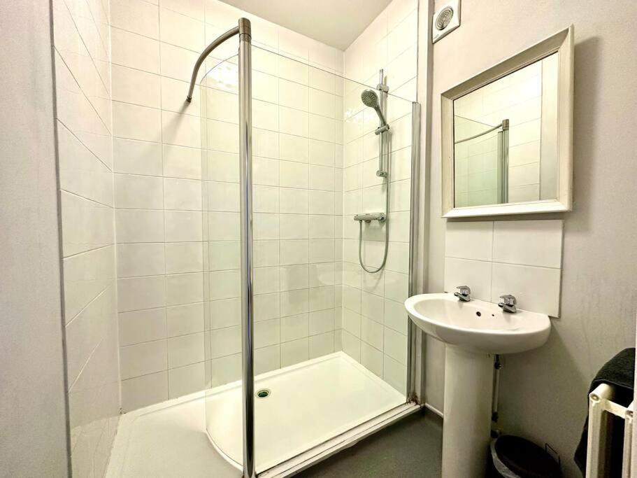 Massive 4 Bedroom Duplex Apartment - Sleeps Up To 10 People - Free Parking - 5 Minutes To The Best Beach! - Great Location - Fast Wifi - Smart Tv - Newly Decorated - Sleeps Up To 10! Close To Bournemouth & Poole Town Centre & Sandbanks Exteriör bild