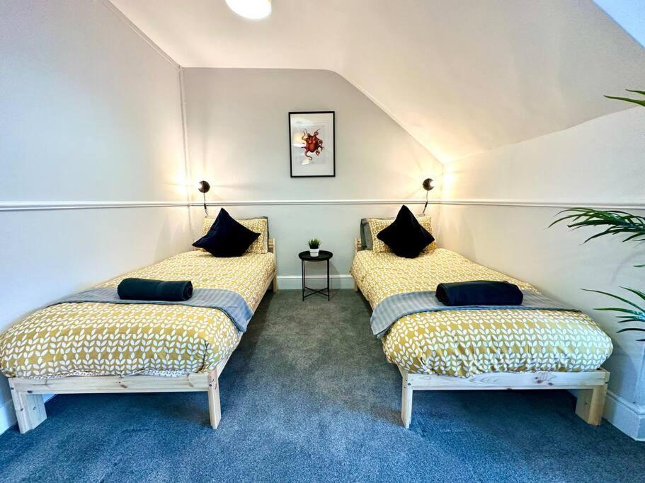 Massive 4 Bedroom Duplex Apartment - Sleeps Up To 10 People - Free Parking - 5 Minutes To The Best Beach! - Great Location - Fast Wifi - Smart Tv - Newly Decorated - Sleeps Up To 10! Close To Bournemouth & Poole Town Centre & Sandbanks Exteriör bild
