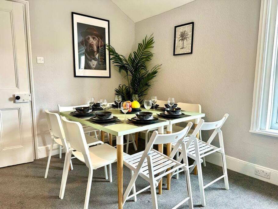 Massive 4 Bedroom Duplex Apartment - Sleeps Up To 10 People - Free Parking - 5 Minutes To The Best Beach! - Great Location - Fast Wifi - Smart Tv - Newly Decorated - Sleeps Up To 10! Close To Bournemouth & Poole Town Centre & Sandbanks Exteriör bild